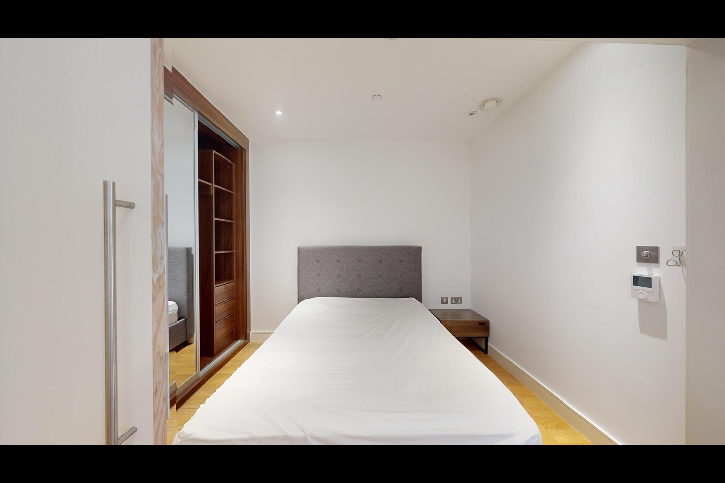 1 Bed Flat, Wandsworth Road, SW8 photo 3