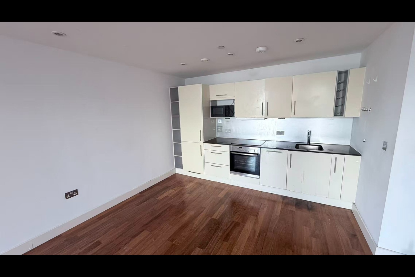 2 Bed Flat, The Hayes, CF10 photo 4
