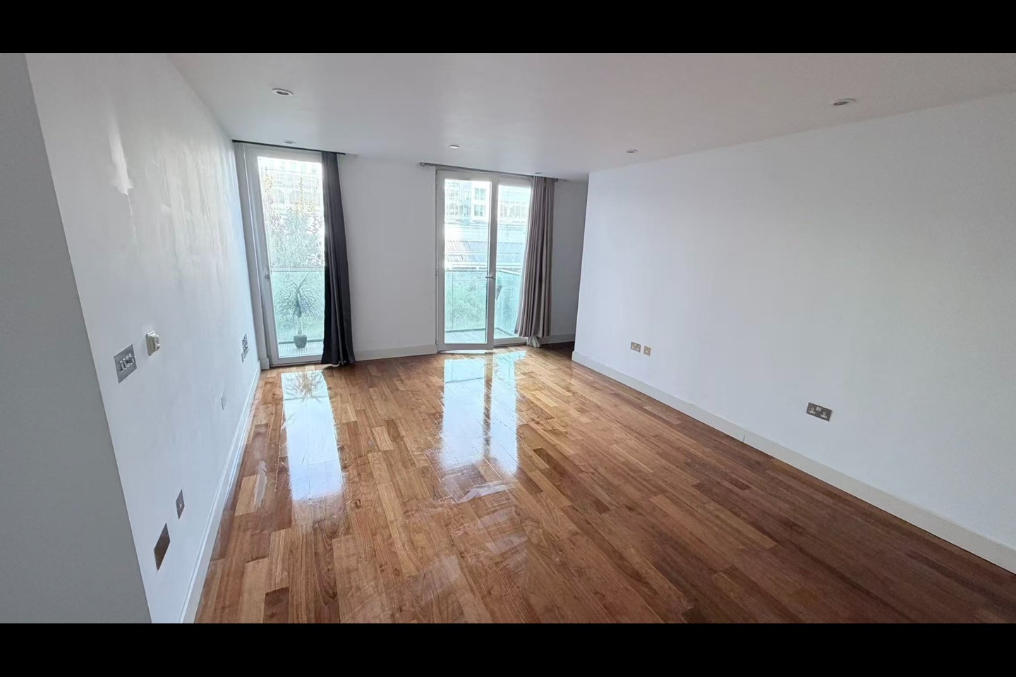 2 Bed Flat, The Hayes, CF10 photo 5