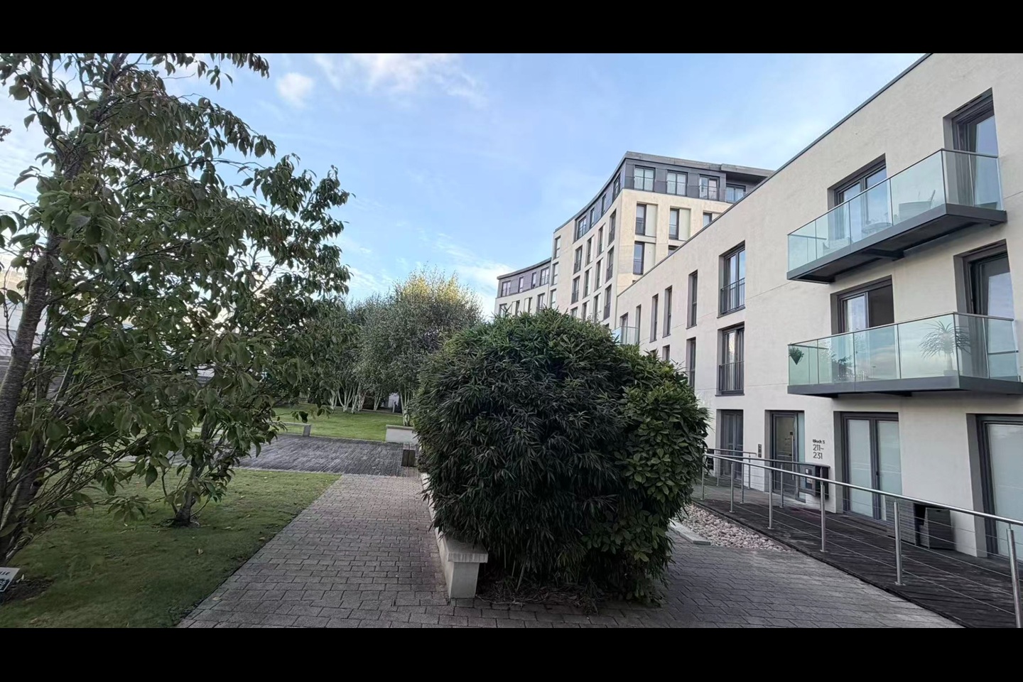 2 Bed Flat, The Hayes, CF10 photo 3