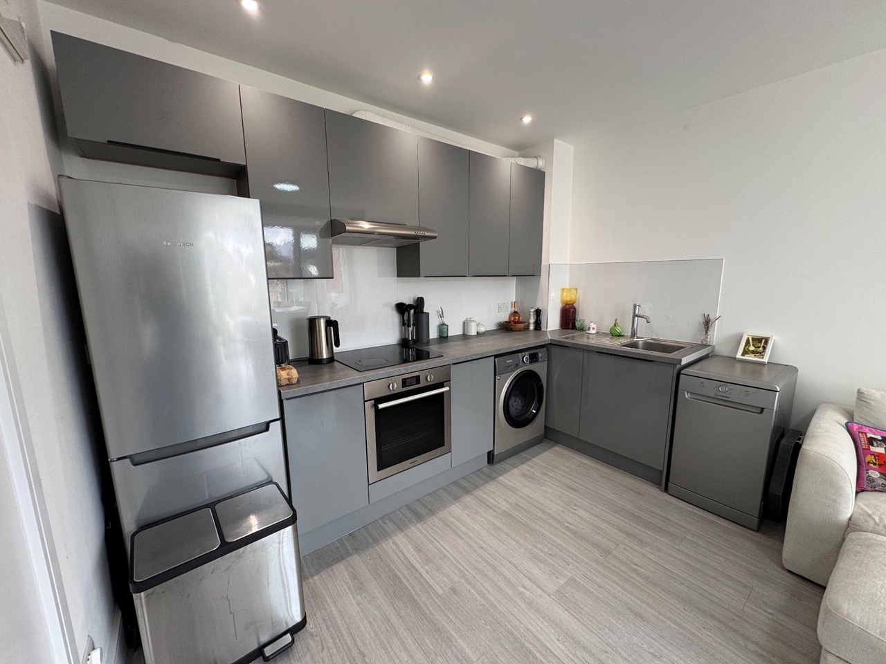 1 Bed Flat, Warwick Road, SW5 photo 3