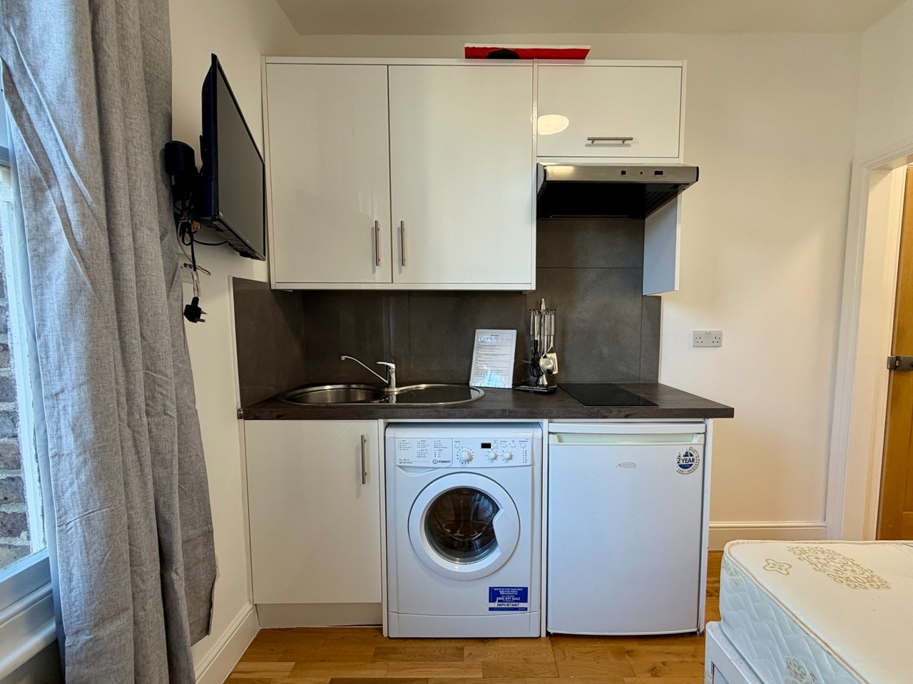 Studio Flat, Ifield Road, SW10 photo 2