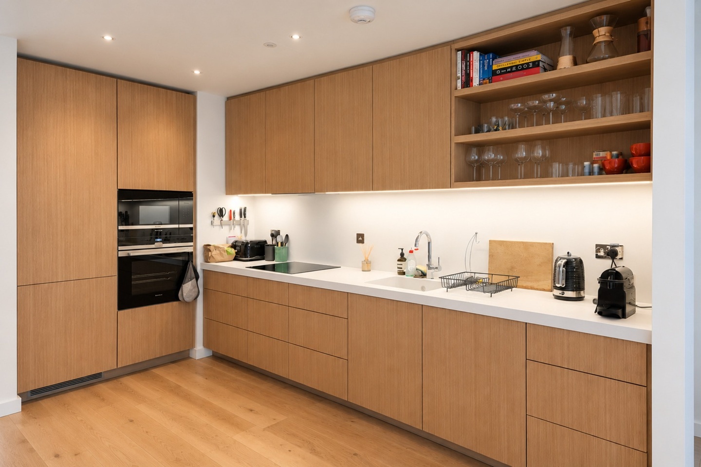 2 Bed Flat, Prospect Way, SW11 photo 2