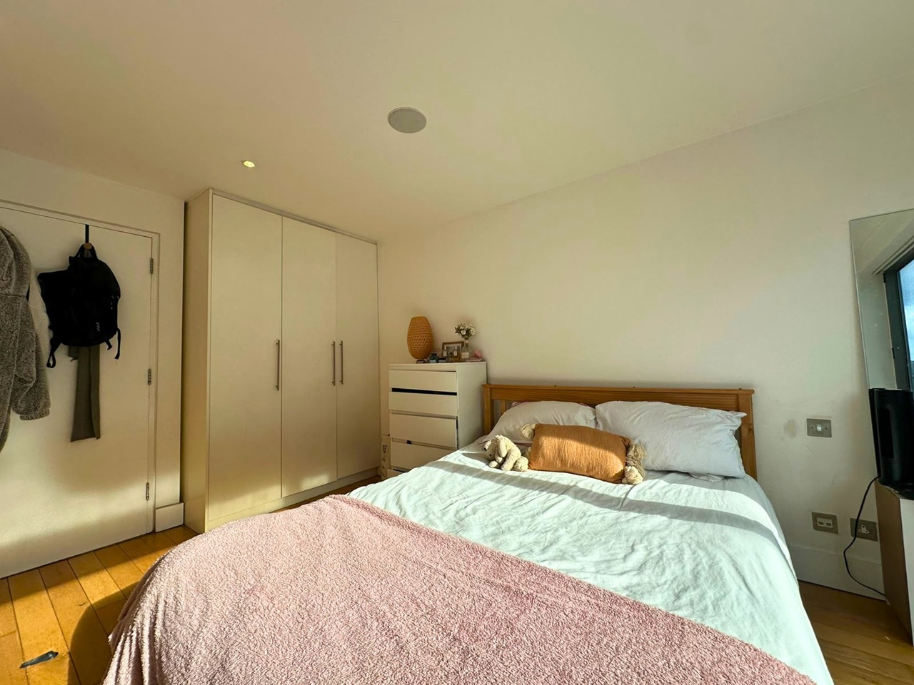 1 Bed Flat, Long Lane, SE1 photo 3