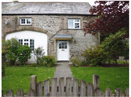 3 Bed Semi-Detached House, Luxstowe, PL14