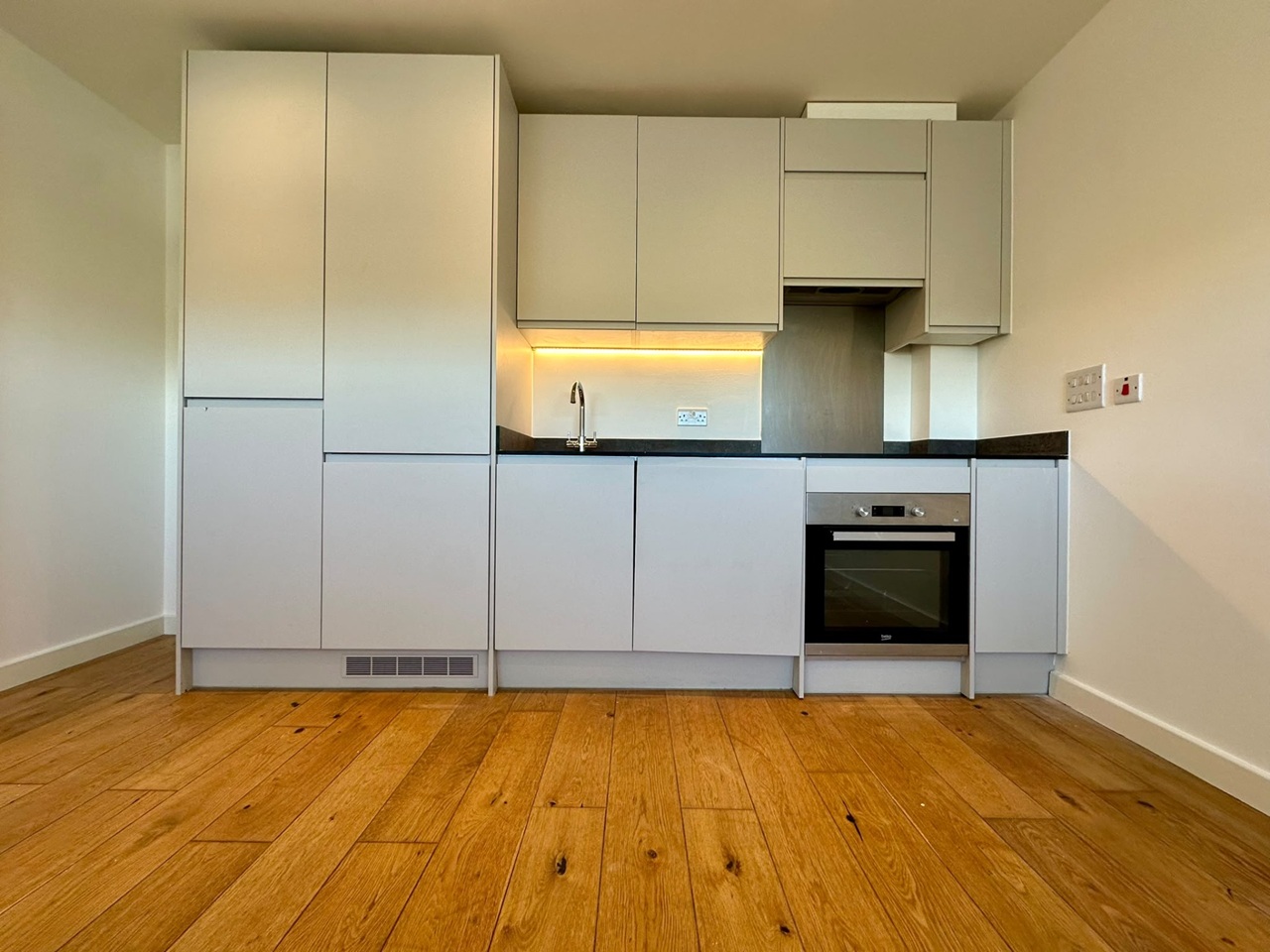 Basildon - 1 Bed Flat, Regent House, SS14 - To Rent Now for £1,175.00 p/m
