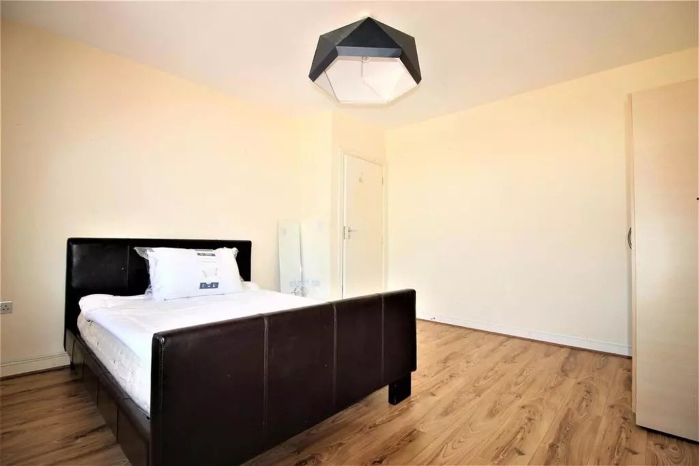 London - 1 Bed Flat, Hoe Street, E17 - To Rent Now for £1,550.00 p/m