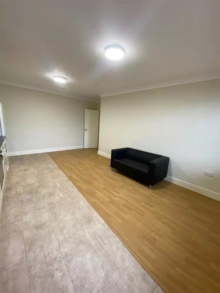 London - 3 Bed Flat, Bethnal Green Road, E2 - To Rent Now for £2,400.00 p/m