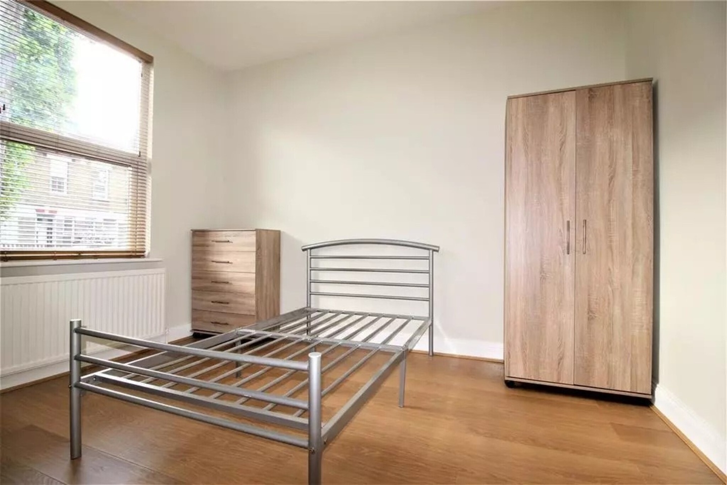 London - 3 Bed Flat, Bethnal Green Road, E2 - To Rent Now for £2,400.00 p/m