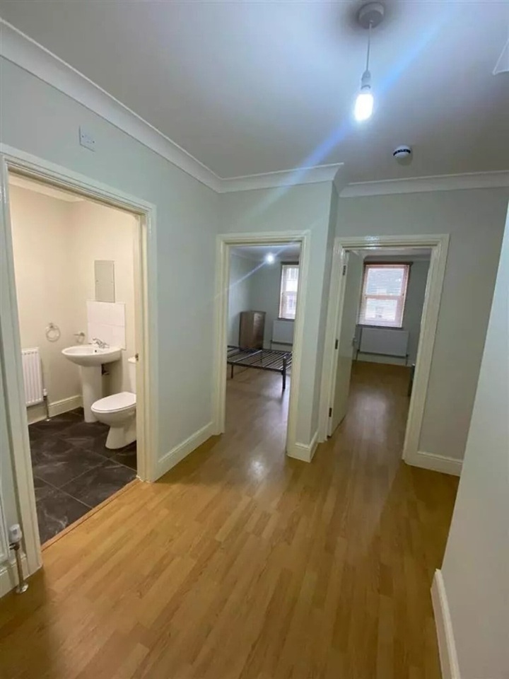 London - 3 Bed Flat, Bethnal Green Road, E2 - To Rent Now for £2,400.00 p/m