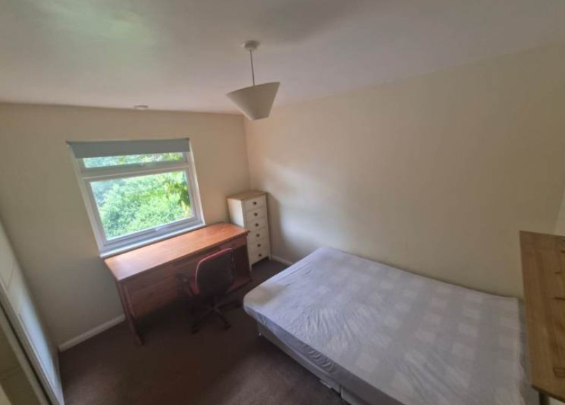 Egham - 5 Bed Semi-Detached House, Pine Way, TW20 - To Rent Now for £ ...