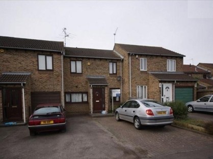 2 Bed Terraced House, Hawkedon Way, RG6