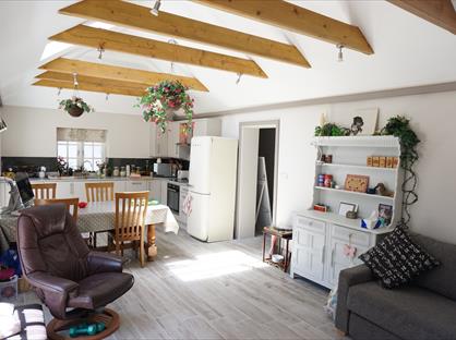 1 Bed Detached House, Outside Guest Suite At Easthampnett House, PO18