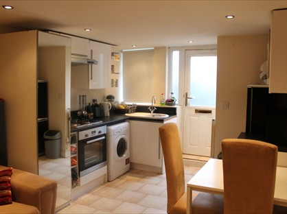 1 Bed Flat, Woodside Place, LS4