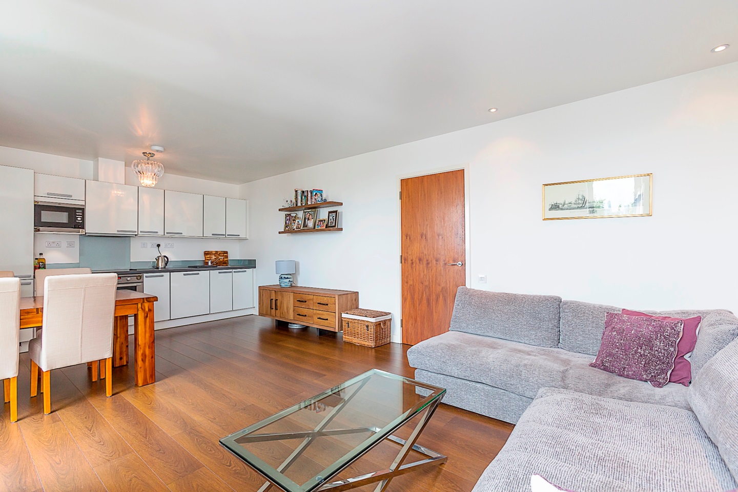 1 Bed Flat, St. John's Hill, SW11, N1 7GU