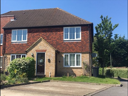 1 Bed Flat, Walnut Tree Gardens, GU7