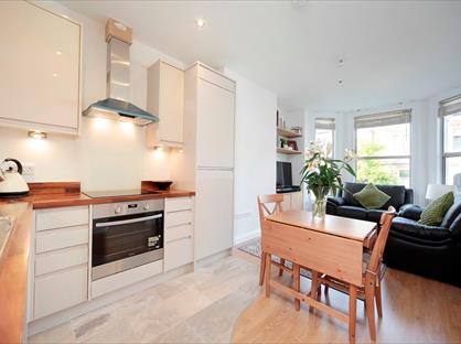 2 Bed Flat, Vardens Road, SW11