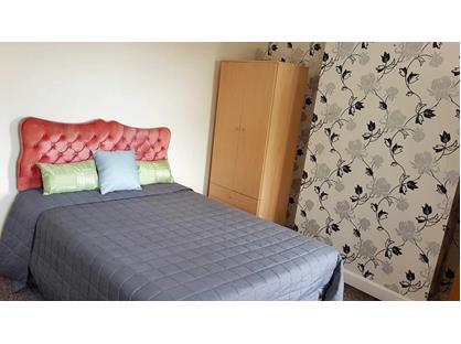 Room in a Shared House, Knights Road, B11