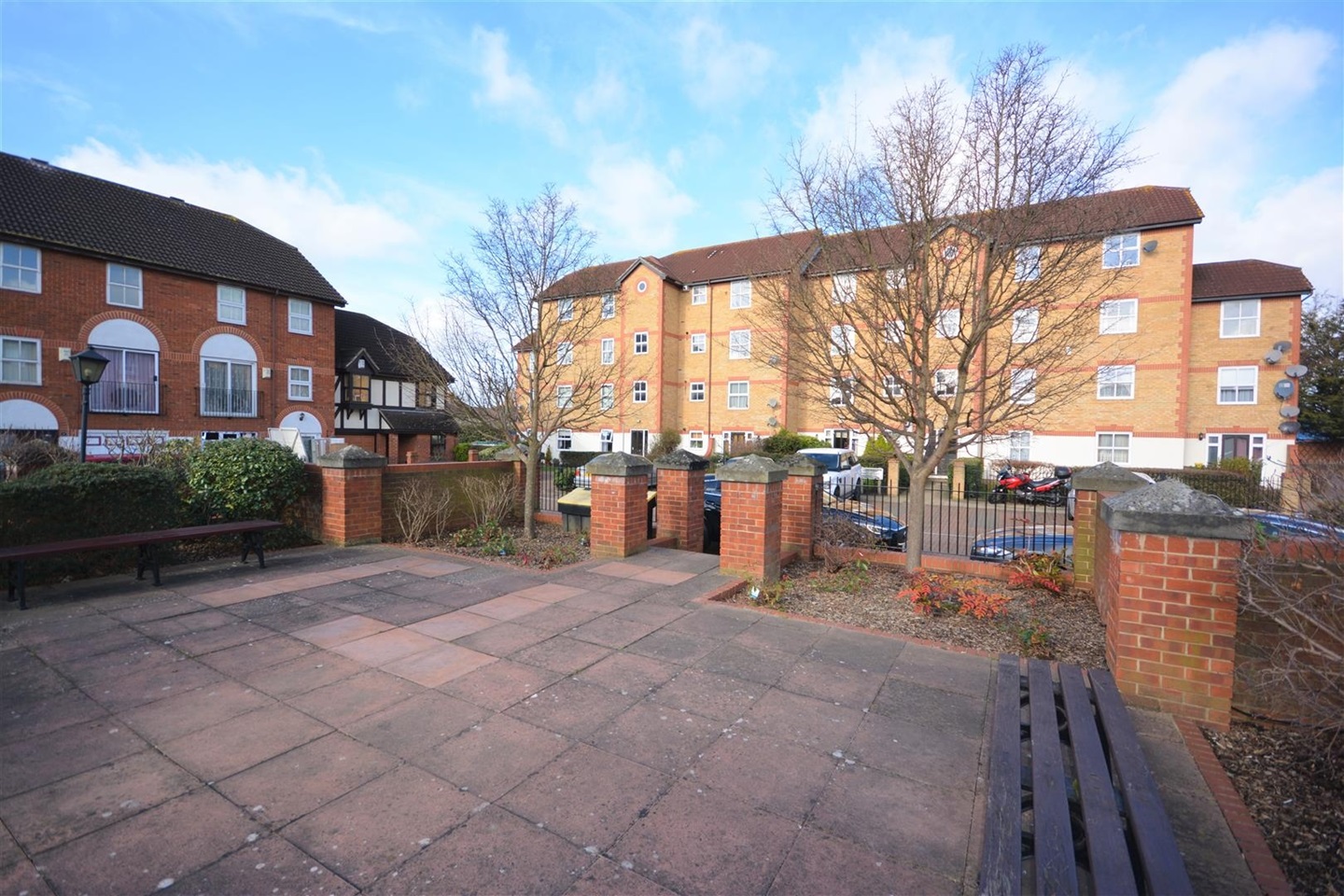 Mitcham 2 Bed Flat, Square, CR4 To Rent Now for £1,650.00 p/m