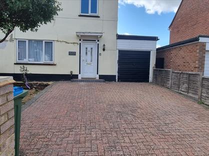 3 Bed Semi-Detached House, Western Avenue, MK18