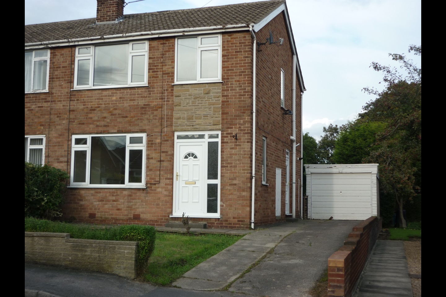 Dewsbury 3 Bed SemiDetached House, Almscliffe Avenue, WF12 To Rent