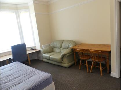 Studio Flat, Polygon Road, M8