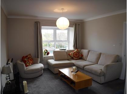 2 Bed Flat, Burleigh Gardens, GU21