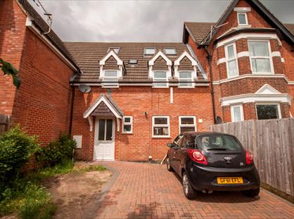 4 Bed Semi-Detached House, Hill Lane, SO15