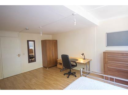 4 Bed Terraced House, Barchester Close, UB8