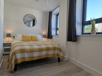 1 Bed Flat, Kings House, LL11