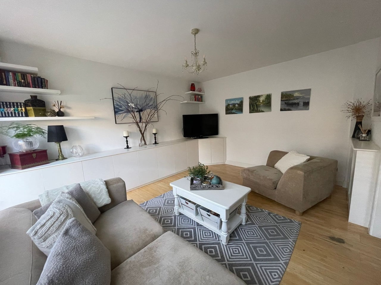 3 Bed Semi-Detached House, Rowditch Lane, SW11