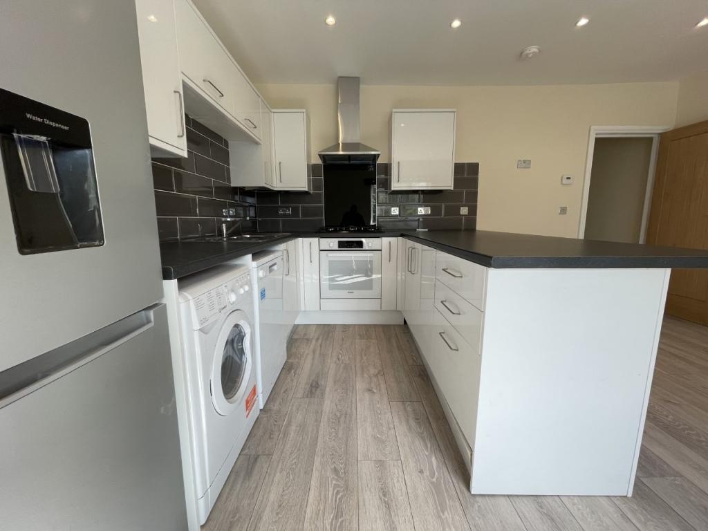 2 Bed Flat, Harrogate Road, LS17 photo 5