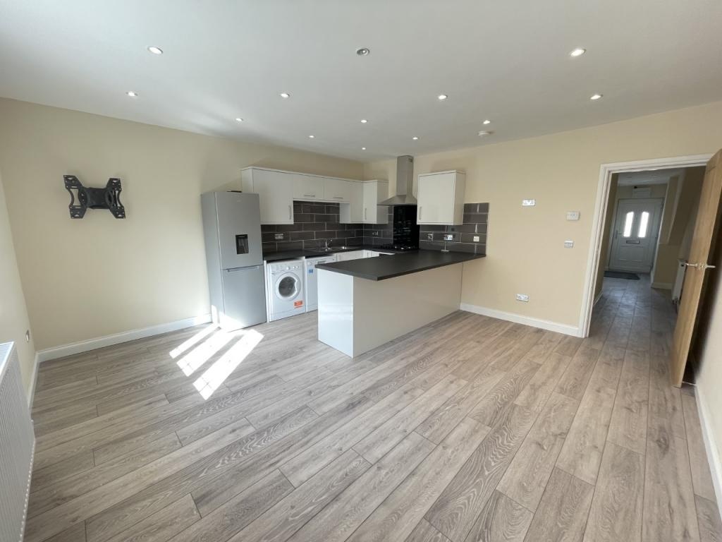 2 Bed Flat, Harrogate Road, LS17 photo 3