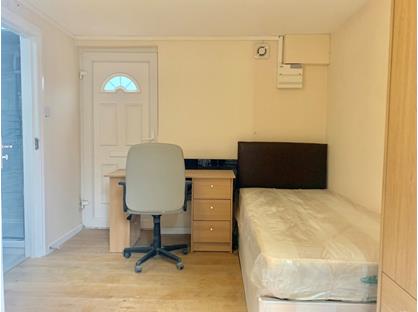 Studio Flat, Watford Way, NW4