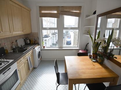 1 Bed Flat, Tradescant Road, SW8