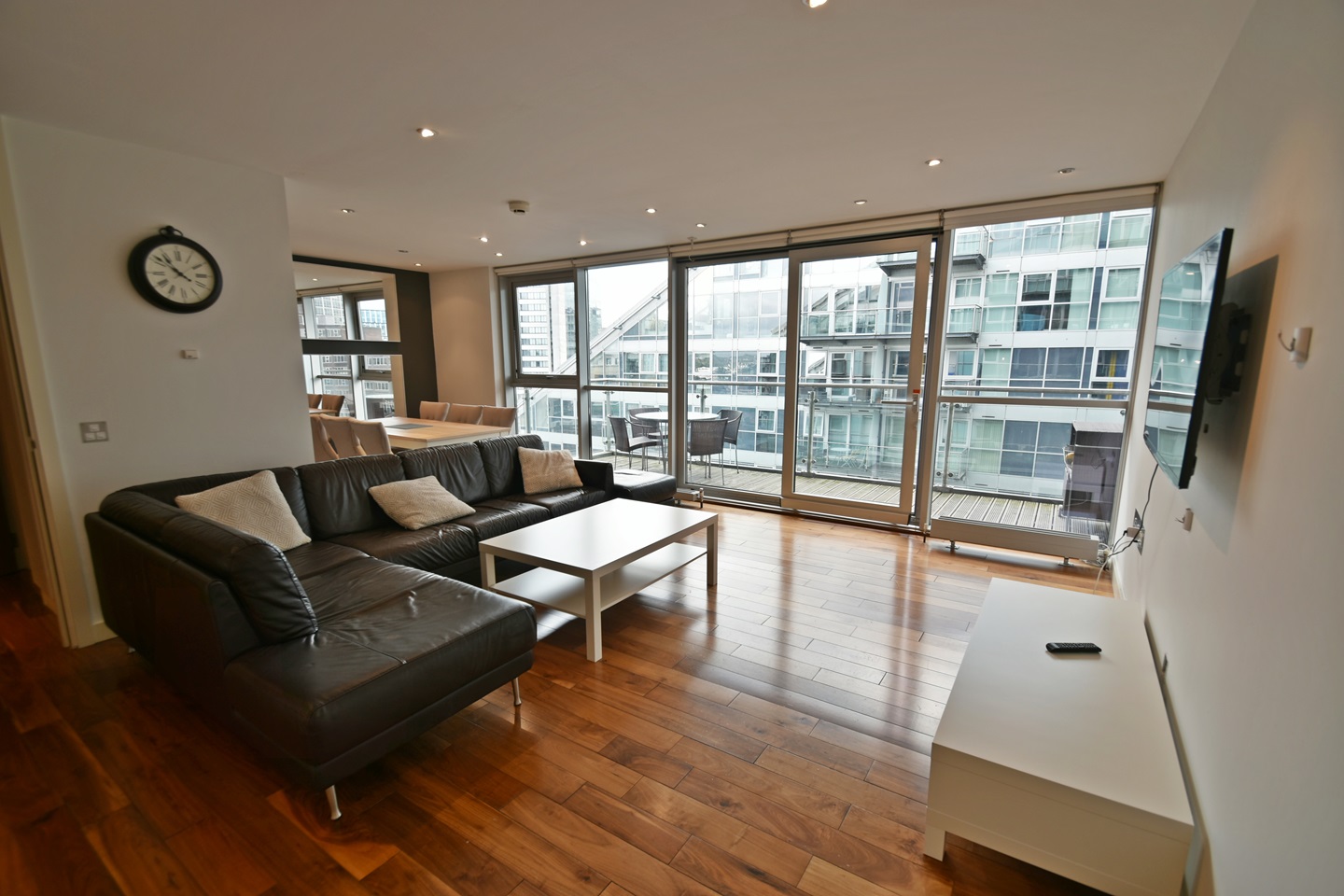 2 Bed Flat, The Edge, M3 photo 2