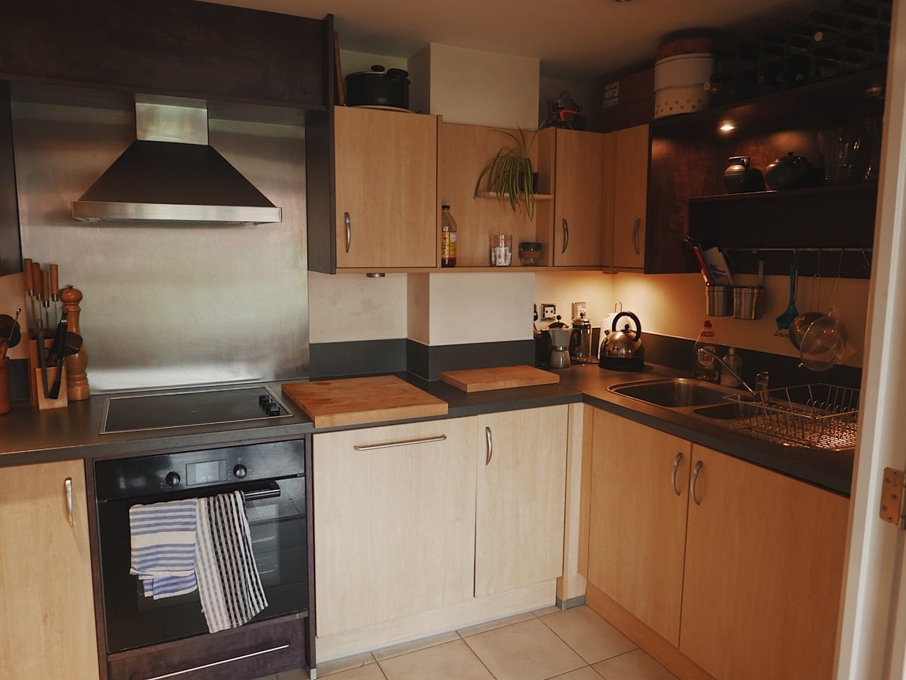 2 Bed Flat, Smugglers Way, SW18 photo 2