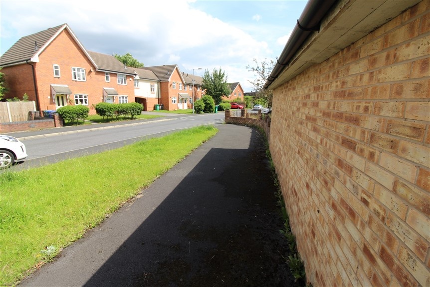Wythenshawe, Manchester 3 Bed Terraced House, Devoke Road, M22 To