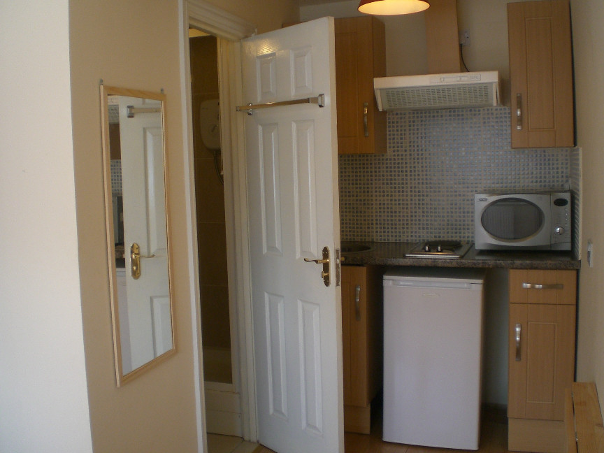 West Drayton Studio Flat, Stainby Close, UB7 To Rent Now for £800.