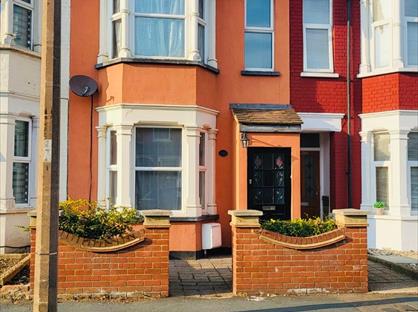 3 Bed Terraced House, Central Avenue, SS2