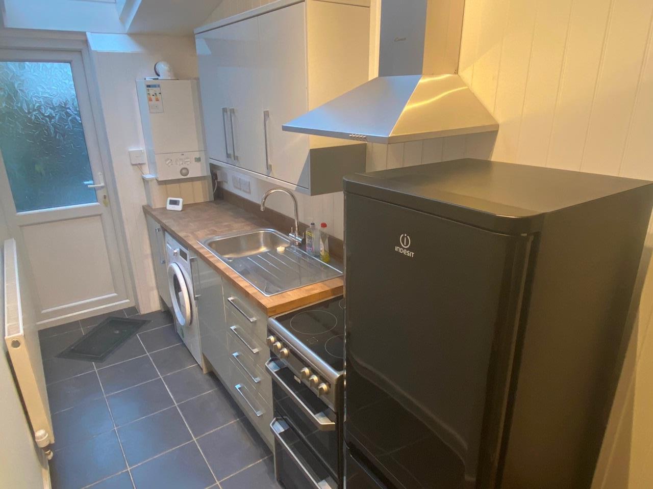 1 Bed Flat, Claude Rd, CF24 photo 4