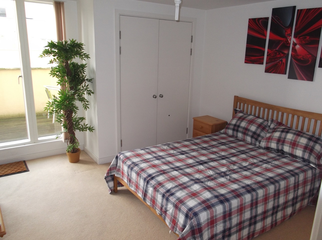 2 Bed Flat, Water Gardens Square, SE16 photo 4