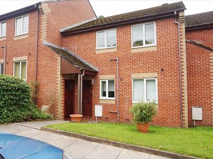 1 Bed Maisonette, Berkeley Crescent, SK14