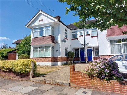 2 Bed Maisonette, Tudor Drive, RM2