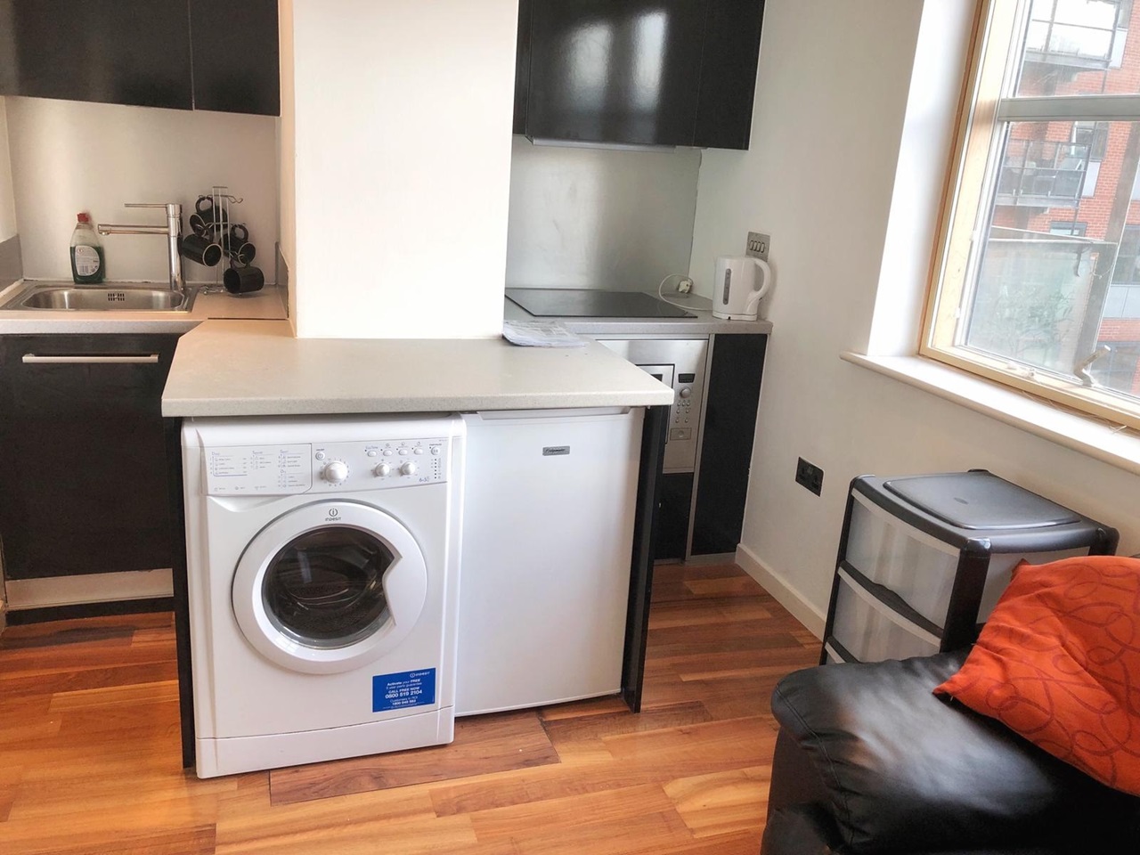 Studio Flat, Wellington Street, LS1 photo 3