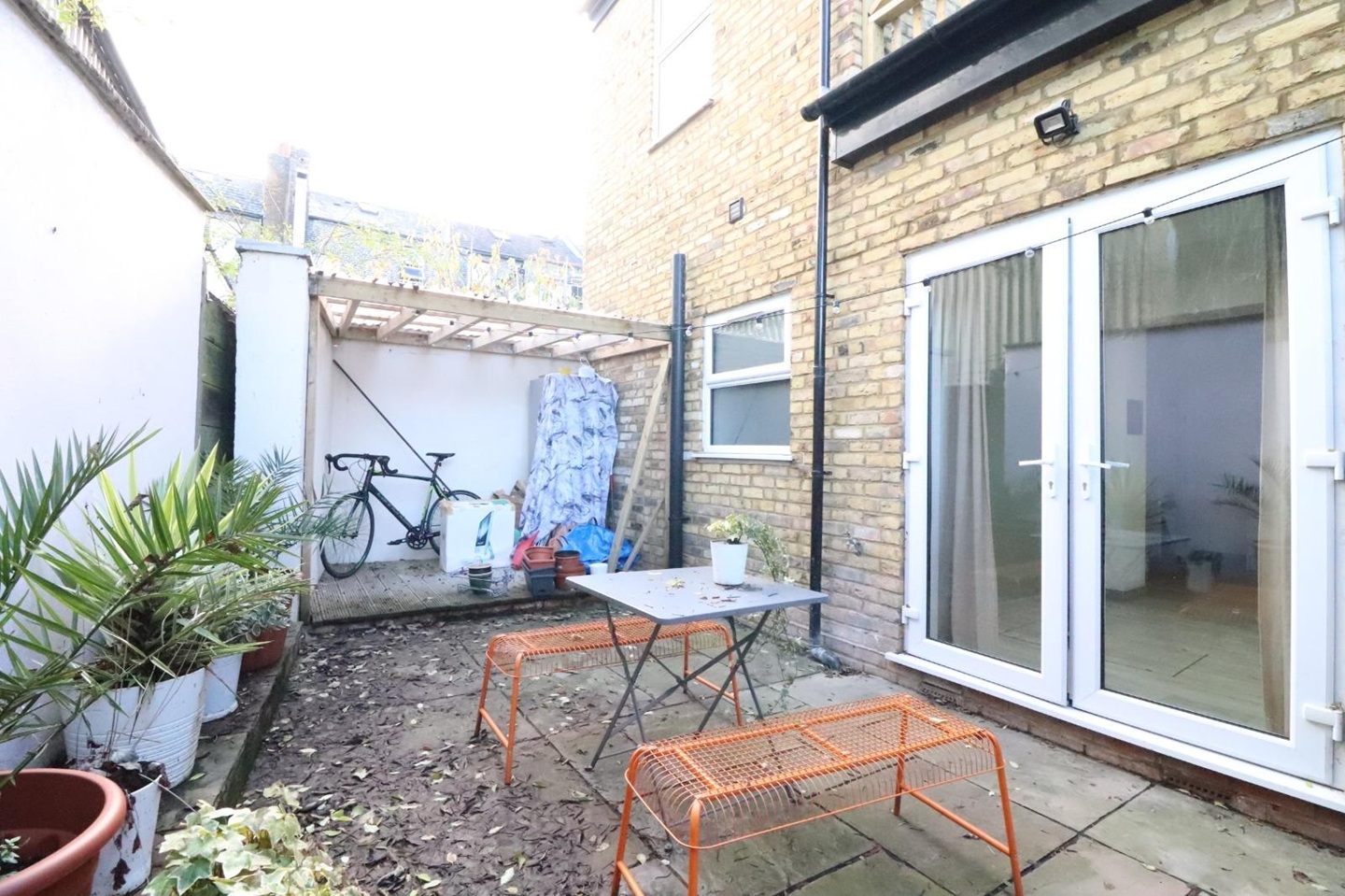 2 Bed Flat, Cecilia Road, E8 photo 2