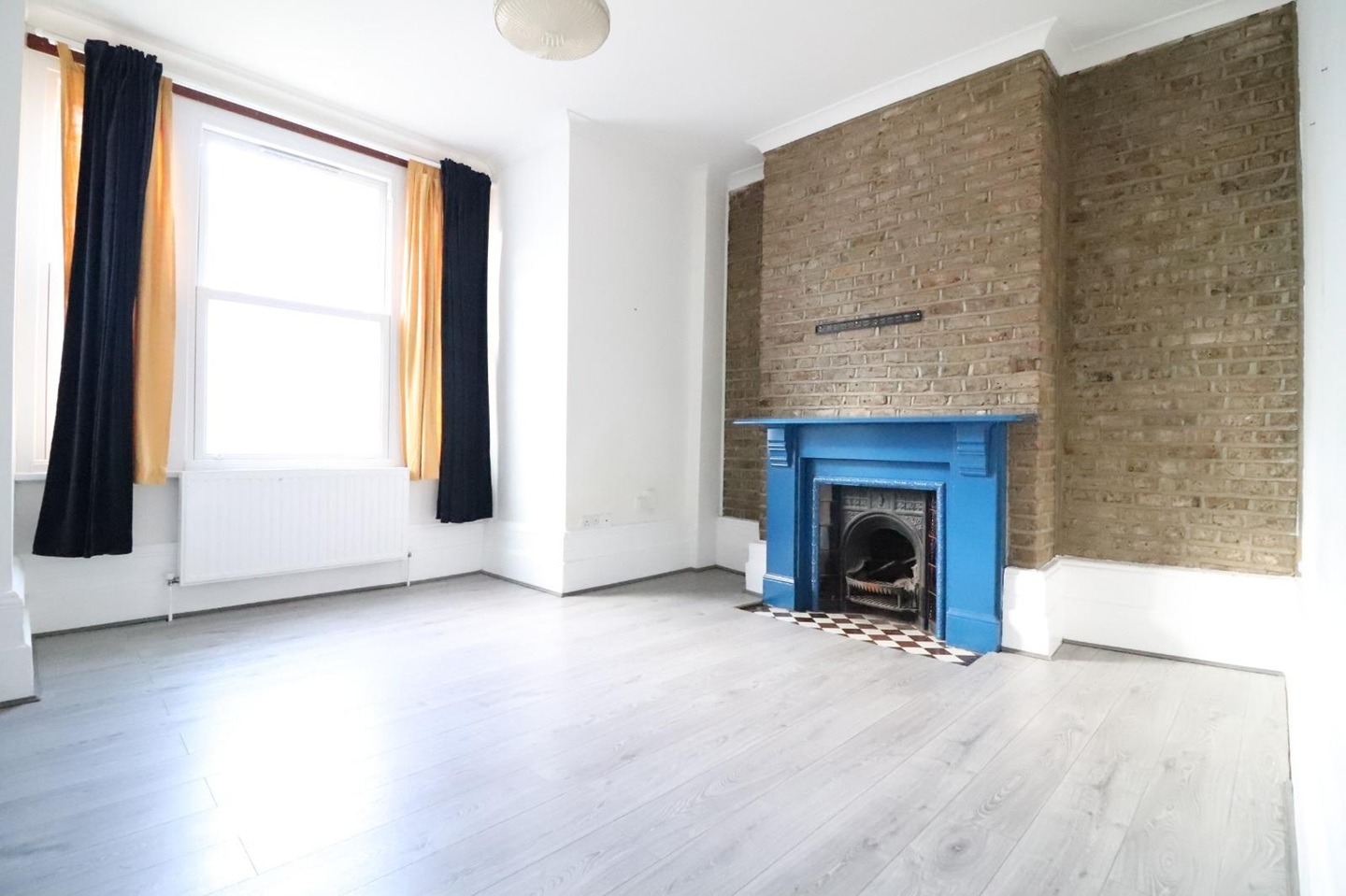 2 Bed Flat, Cecilia Road, E8 photo 3