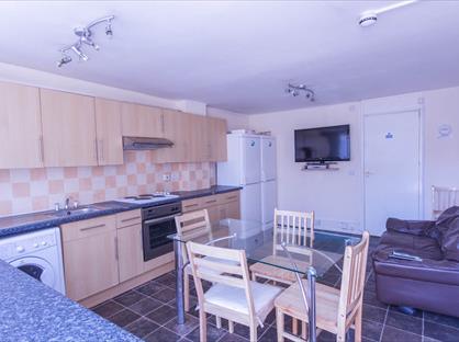 6 Bed Terraced House, Barchester Close, UB8