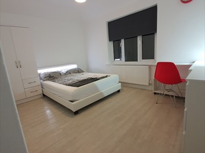 Room in a Shared House, Hook Road, KT19