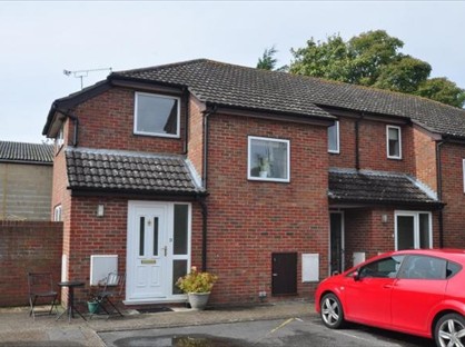 2 Bed Flat, Glen Close, SP10